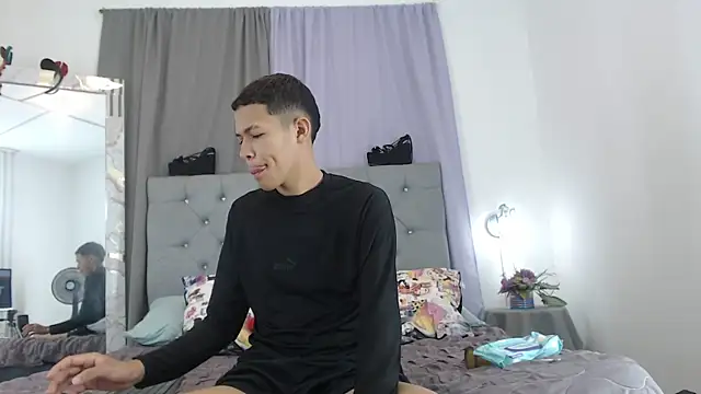 PhillipCox online show from 06-12-26, 04:21