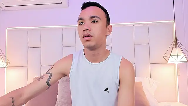 AndresSolorzano1 online show from 05-05-26, 12:52
