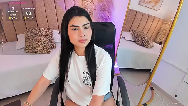 Snapshot of SofiVelvet_ chatting on 05-04-26, 01:25 SofiVelvet online show from 05-04-26, 01:25