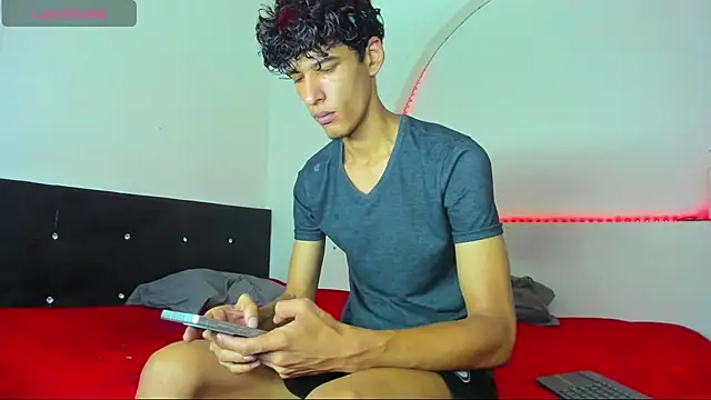 Snapshot of liammendoza98 chatting on 05-12-26, 12:00 liammendoza98 online show from 05-12-26, 12:00