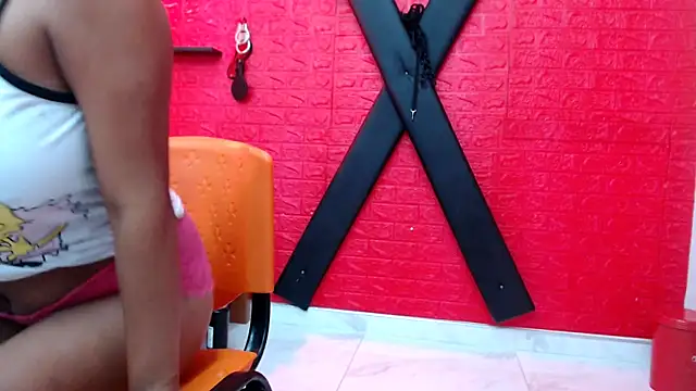 vanesalatina18 online show from 04-28-26, 03:49