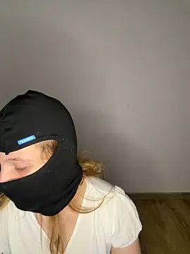 Snapshot of SweetyLucy555 chatting on 06-12-26, 11:35 SweetyLucy555 online show from 06-12-26, 11:35