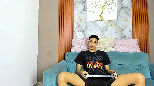 LOVE GUYS1 online show from 05-18-26, 01:16