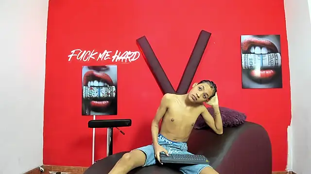 LOVE GUYS1 online show from 04-29-26, 01:15