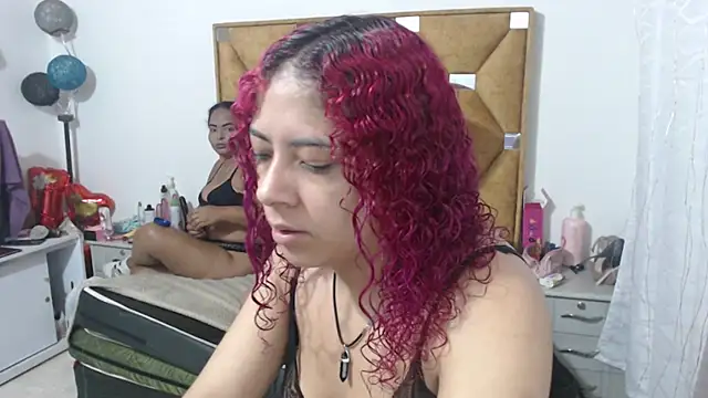 Snapshot of YANELISHOTT chatting on 05-27-26, 12:45 YANELISHOTT online show from 05-27-26, 12:45