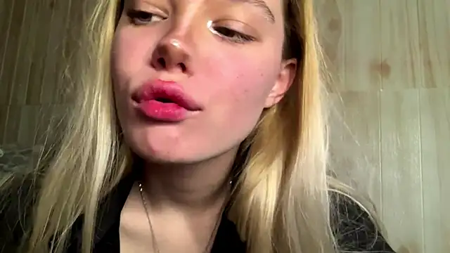 Snapshot of Malinwitch chatting on 06-04-26, 02:44 Malinwitch online show from 06-04-26, 02:44