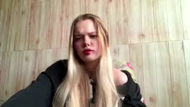 Snapshot of Malinwitch chatting on 05-19-26, 01:29 Malinwitch online show from 05-19-26, 01:29