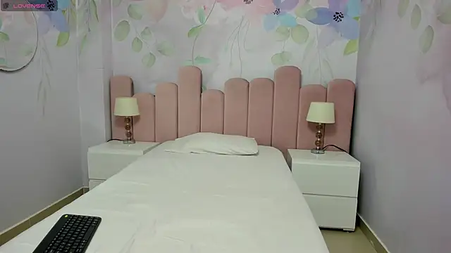 Miabloom19  online show from 07-11-26, 11:05