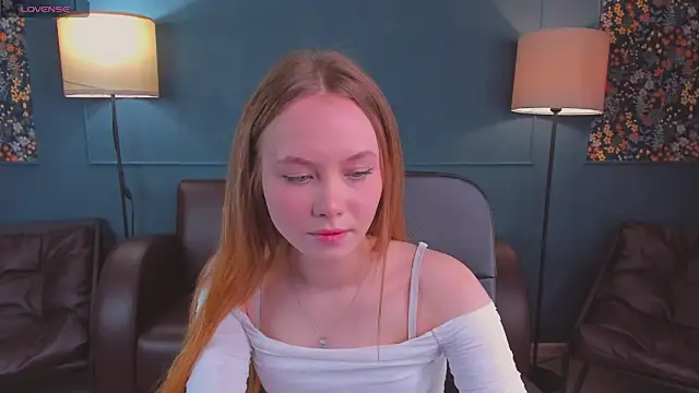Snapshot of FloraLarsson chatting on 05-03-26, 10:42 FloraLarsson online show from 05-03-26, 10:42