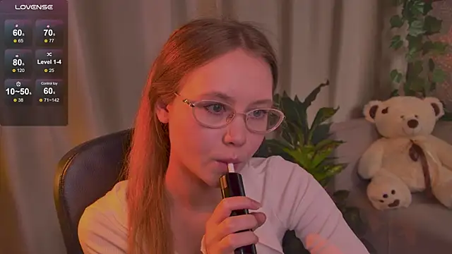 Snapshot of FloraLarsson chatting on 06-05-26, 03:33 FloraLarsson online show from 06-05-26, 03:33