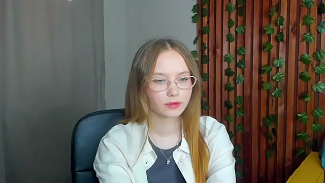 Snapshot of FloraLarsson chatting on 05-27-26, 03:36 FloraLarsson online show from 05-27-26, 03:36