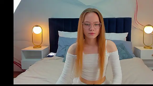 Snapshot of FloraLarsson chatting on 05-28-26, 03:47 FloraLarsson online show from 05-28-26, 03:47