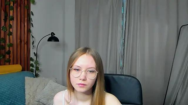 Snapshot of FloraLarsson chatting on 05-14-26, 03:36 FloraLarsson online show from 05-14-26, 03:36