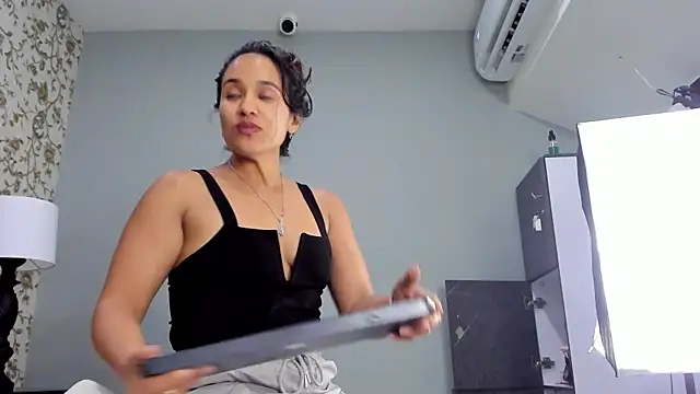 emilly sweett online show from 07-23-26, 01:58