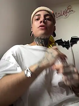 Snapshot of _valentinoooo chatting on 07-11-26, 10:21 valentinoooo online show from 07-11-26, 10:21