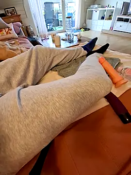 Midnight Feet online show from 05-13-26, 04:41