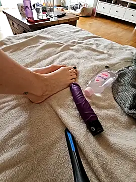 Midnight Feet online show from 05-06-26, 07:45