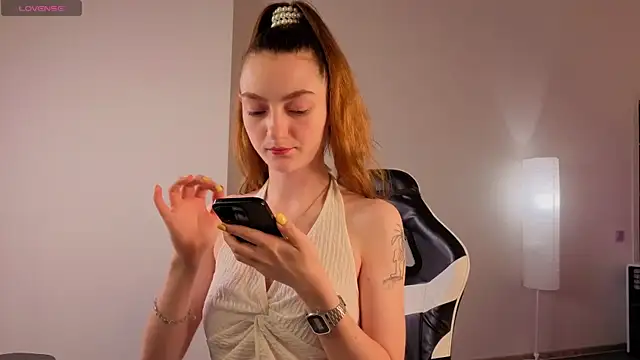 Snapshot of Valenora1 chatting on 07-19-26, 11:18 Valenora1 online show from 07-19-26, 11:18