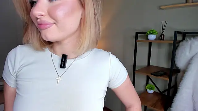 Snapshot of BossyPeach chatting on 06-19-26, 04:02 BossyPeach online show from 06-19-26, 04:02
