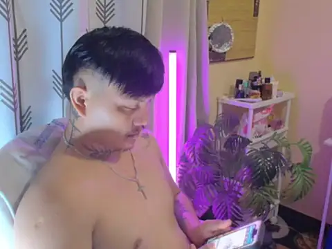 Snapshot of Ashtonfuckingboi chatting on 07-11-26, 10:04 Ashtonfuckingboi online show from 07-11-26, 10:04
