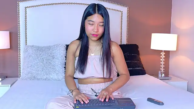 Snapshot of hanaluna_ chatting on 05-18-26, 01:38 hanaluna online show from 05-18-26, 01:38
