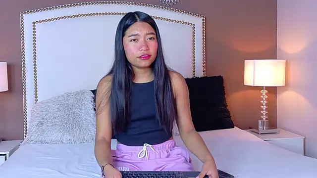 Snapshot of hanaluna_ chatting on 06-15-26, 02:17 hanaluna online show from 06-15-26, 02:17
