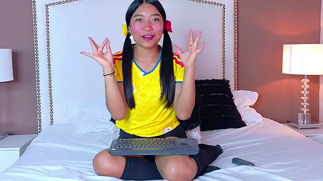 Snapshot of hanaluna_ chatting on 06-17-26, 11:31 hanaluna online show from 06-17-26, 11:31