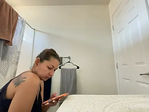 Baybeecakes online show from 05-19-26, 03:19