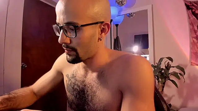 Snapshot of LarryGarzon chatting on 07-24-26, 11:34 LarryGarzon online show from 07-24-26, 11:34