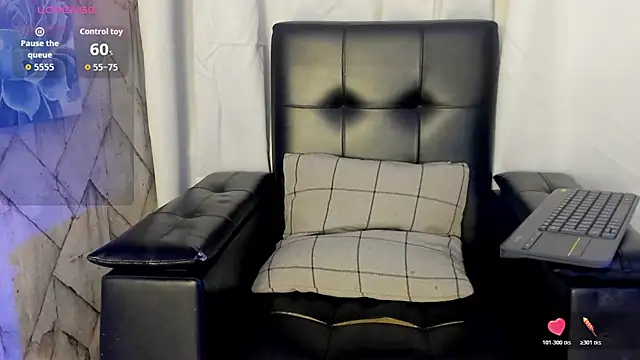 Snapshot of Jaadewest chatting on 07-15-26, 10:55 Jaadewest online show from 07-15-26, 10:55