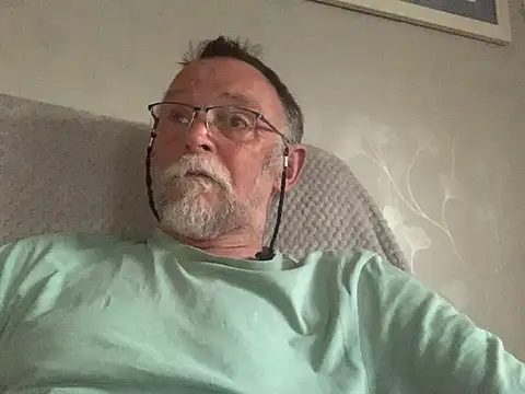 Snapshot of Moonraker64 chatting on 06-23-26, 08:29 Moonraker64 online show from 06-23-26, 08:29