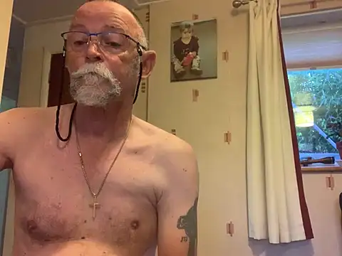 Snapshot of Moonraker64 chatting on 07-07-26, 04:37 Moonraker64 online show from 07-07-26, 04:37