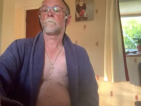 Snapshot of Moonraker64 chatting on 06-23-26, 05:27 Moonraker64 online show from 06-23-26, 05:27
