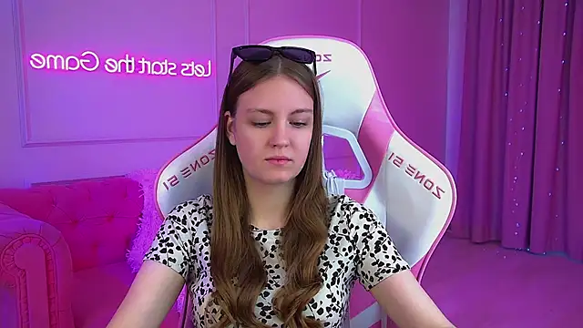 SofiaSarvains online show from 05-18-26, 06:07