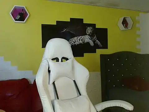 Snapshot of naomis_36 chatting on 05-14-26, 01:19 naomis 36 online show from 05-14-26, 01:19