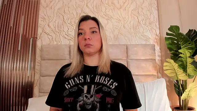 GinaSalanne online show from 06-08-26, 01:11