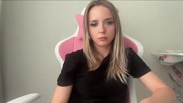 Snapshot of SisiBunny chatting on 06-11-26, 04:37 SisiBunny online show from 06-11-26, 04:37