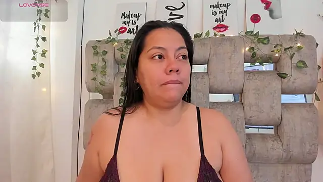 Snapshot of EmmyBellamy chatting on 06-24-26, 02:04 EmmyBellamy online show from 06-24-26, 02:04