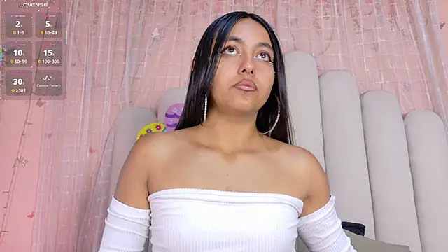 Snapshot of Hollyyqueen_ chatting on 06-17-26, 07:35 Hollyyqueen online show from 06-17-26, 07:35