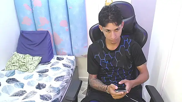 Snapshot of liam_play chatting on 05-26-26, 12:09 liam play online show from 05-26-26, 12:09