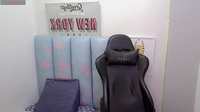 Snapshot of liam_play chatting on 06-15-26, 11:37 liam play online show from 06-15-26, 11:37