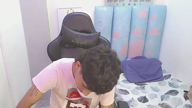 Snapshot of liam_play chatting on 06-09-26, 09:49 liam play online show from 06-09-26, 09:49