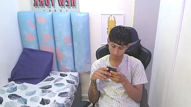 Snapshot of liam_play chatting on 06-02-26, 03:06 liam play online show from 06-02-26, 03:06
