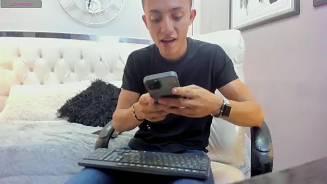 Snapshot of oliver_chaze_ chatting on 05-08-26, 10:24 oliver chaze online show from 05-08-26, 10:24