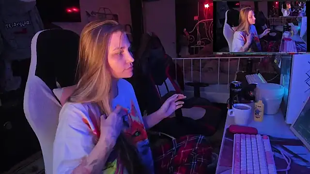 FuckinHotCouple1 online show from 06-18-26, 06:35