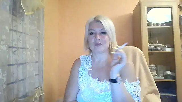 MollyyJoyy online show from 06-19-26, 08:36
