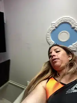 Snapshot of queen_silvanna chatting on 06-19-26, 01:39 queen silvanna online show from 06-19-26, 01:39