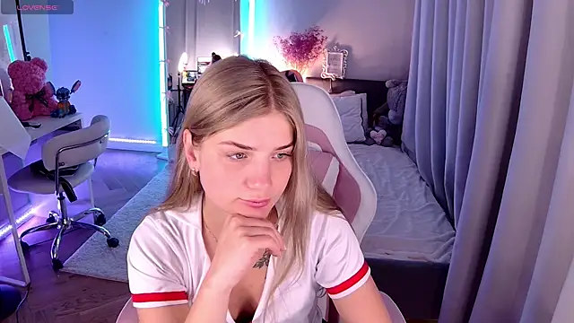 Snapshot of Leri_One chatting on 05-18-26, 06:07 Leri One online show from 05-18-26, 06:07