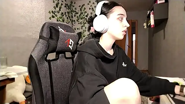 NightFoxxx online show from 06-18-26, 07:07