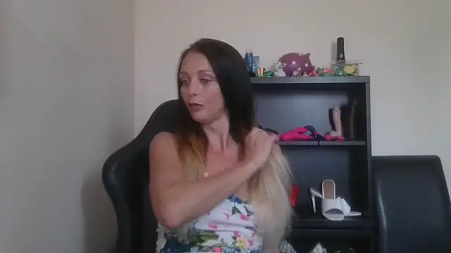 LouiseLovell online show from 07-04-26, 01:04